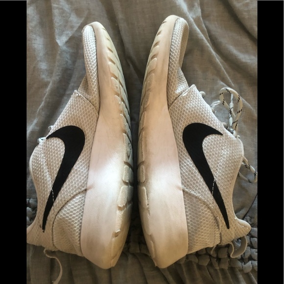 Woman’s Nike running shoe - Picture 4 of 5